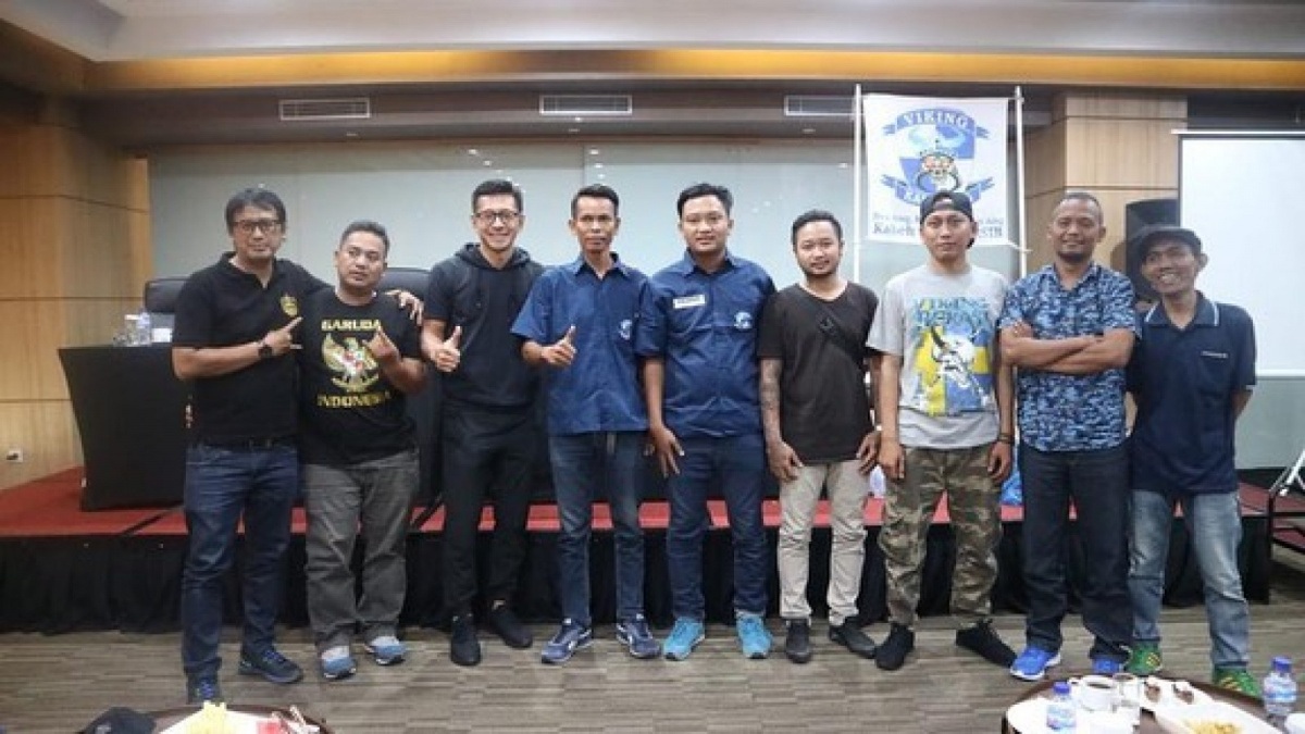 Petinggi Persib Bandung Teddy Tjahjono saat bertemu dengan komunitas pendukung Maung Bandung. [Instagram @teddy.tjahjono]